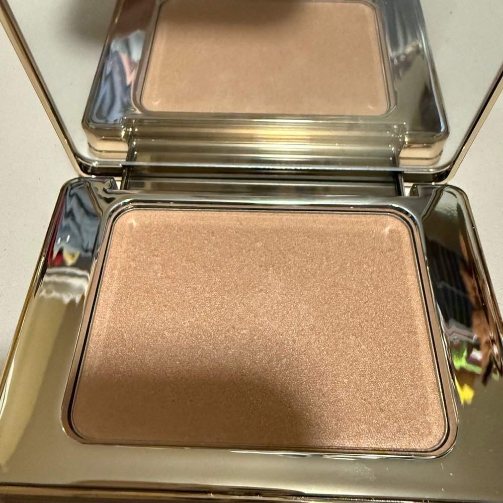 Natasha Denona Gold Highlighter in shade 01 light